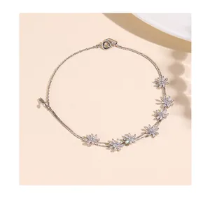 Detail of adjustable silver bracelet with double-layer chain and zircon daisy charms