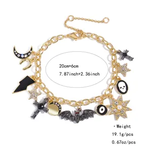 Bracciale dorato di Halloween con ciondoli multipli tra cui pipistrello e luna