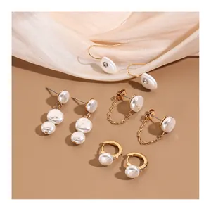 Dettaglio di quattro stili assortiti di eleganti orecchini con perle e finitura in oro