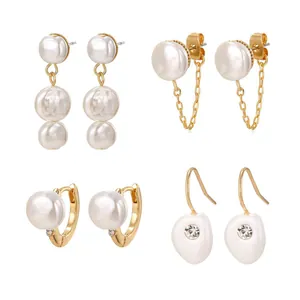 Elegante set di 4 paia di orecchini di perle dorate con pendenti e bottoni per donna