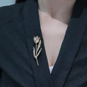 Elegante spilla a tulipano in oro per donna, accessorio floreale minimalista per cappotti