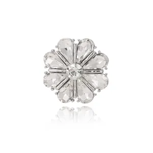 Elegante spilla a fiore argento con otto cristalli a forma di pera su fondo bianco lucido