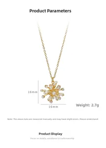 Vue détaillée du collier flocon doré avec perles et zircons, dimensions 16mm par 16mm