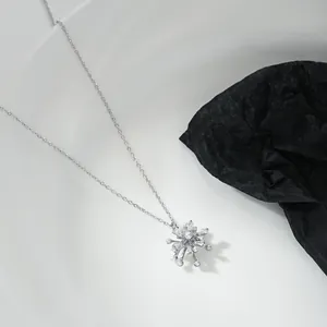 Collier flocon de neige en argent élégant avec perles d'eau douce et cristaux brillants