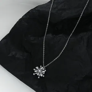 Collier élégant perle et flocon de neige avec pendentif argenté et zircones sur soie noire