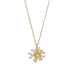 Collier flocon de neige doré élégant avec perles blanches et zircons sur fond blanc
