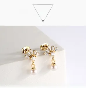 Gros plan de boucles d'oreilles couronne en argent 925 avec perles et zircons brillants