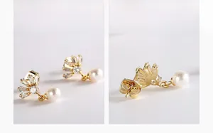 Vue détaillée de boucles d'oreilles couronne dorées avec zircons baguette et perles