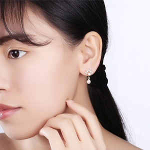 Élégantes boucles d'oreilles en argent 925 avec éventail en nacre et perles blanches