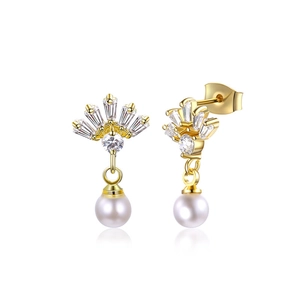 Élégantes boucles d'oreilles éventail en argent 925 plaqué or avec zircons et perles rondes