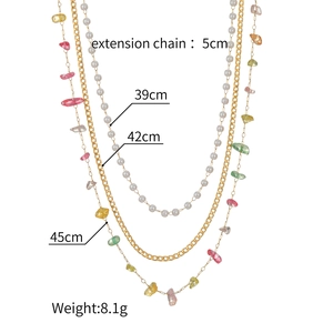 Detailoverzicht van de gelaagde ketting met lengtes van 39cm 42cm 45cm en gekleurde steentjes