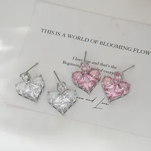 Eleganti orecchini a cuore in zircone rosa e bianco con finitura in metallo argento