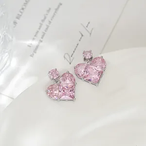 Orecchini a cuore in zircone rosa con montatura argentata su vassoio in ceramica