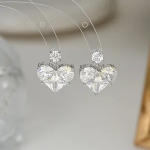 Dettaglio degli orecchini a cuore con cristallo trasparente e montatura in argento