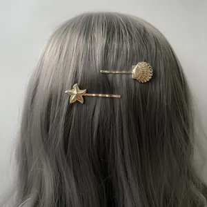 Set de barrettes dorées étoile de mer et coquillage sur cheveux gris, style élégant