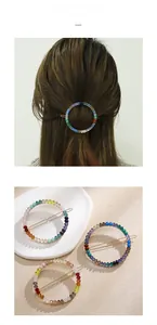 Détails des barrettes à perles colorées en forme de O et vue arrière du mannequin