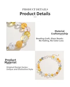 Dettaglio macro di perle di vetro colorate e collana di perle con chiusura dorata lucida
