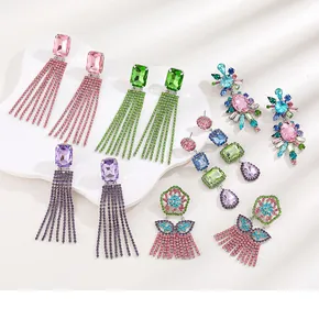 Detailansicht bunter Strass-Quastenohrringe im Cyberpunk- und Bohemian-Design-Stil
