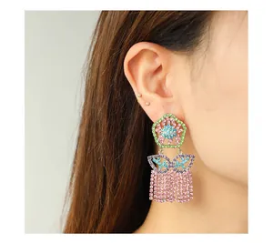 Makroansicht bunter Strass-Quastenohrringe mit floralem Stecker und Schmetterlingsmotiv