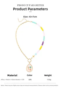 Détail du collier de 43+7cm avec pendentif en résine et fleurs séchées colorées