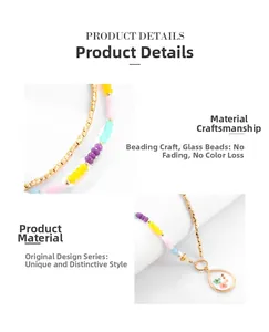 Détail du collier de perles avec fleurs séchées colorées dans un pendentif goutte d'or