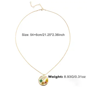 Collier en résine fait main avec de vraies fleurs séchées et chaîne dorée
