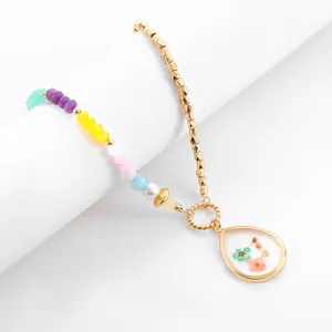 Collier à pendentif goutte en résine dorée avec vraies fleurs séchées et perles colorées
