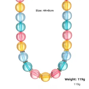 Detalle del collar de cuentas acrílicas de colores con espaciadores de strass y medidas