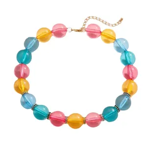Collar de cuentas acrílicas transparentes de colores con espaciadores de strass dorados