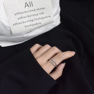 Close-up of a minimalist s925 silver twisted rope ring worn on index finger with sleek finish