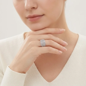 Luxuriöser S925 Sterling Silber Moissanit Ring mit breitem Band und Pavé-Fassung