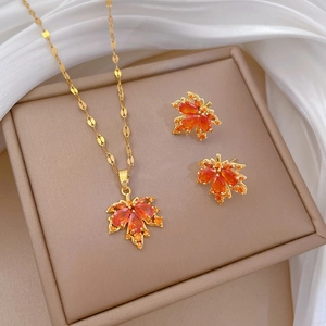 Detail eines Ahornblatt-Schmucksets mit orangefarbenem Zirkonia in Geschenkbox