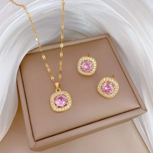 Elegantes goldenes Schmuckset mit runden rosa Zirkonia-Halsketten und Ohrsteckern