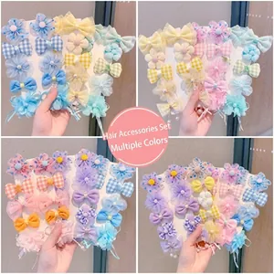 Dettaglio di set accessori capelli colorati con fiocchi e fiori su espositore card