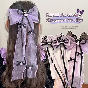 Dettaglio del fiocco per capelli Kuromi in organza con perle bianche e nastri lunghi