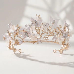 Feenhafter Braut-Tiara mit goldenen Zweigen, weißen Harzblumen und Schmetterlingen