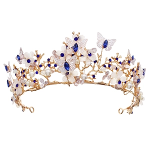 Eleganter goldener Braut-Tiara mit blauen Kristallen, weißen Blumen und Schmetterlingen