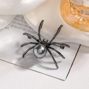 Spilla a ragno artistica con perla grigio scuro e metallo nero per uno stile alla moda