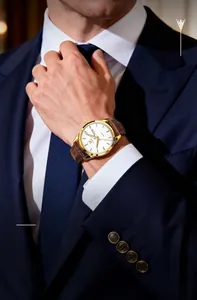 Gros plan de la montre à quartz OLEVS pour hommes avec bracelet en cuir sur un poignet