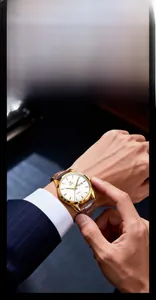 Gros plan d'une montre à quartz OLEVS pour homme avec boîtier doré et bracelet cuir
