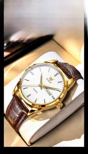 Gros plan d'une montre à quartz OLEVS pour homme en or avec cadran blanc et date.