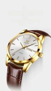 Détail de la montre à quartz OLEVS pour hommes avec boîtier doré et double calendrier.