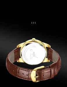 Vue détaillée du dos de montre en acier avec mouvement à quartz et logo OLEVS gravé