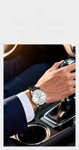 Gros plan sur la montre à quartz OLEVS avec double calendrier et bracelet en cuir noir