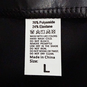 Dettaglio macro dell'etichetta di lavaggio con 76% poliammide e 24% elastan su pantaloncini