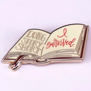 Macro-opname van een boek-emaille speld met Long Story Short en I Survived teksten