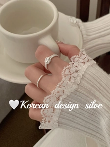 Detailed view of S925 sterling silver twisted knot ring and smooth band on finger