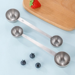 Détail de cuillères doseuses doubles en inox 304 avec marquages de 15ml et 30ml clairs