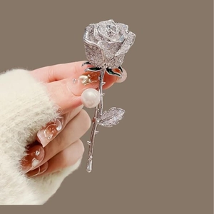 Élégante broche rose argentée avec strass blancs et détail de perle blanche raffinée