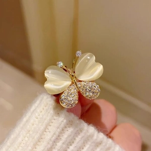 Broche papillon dorée élégante avec cœurs en œil de chat et diamants brillants